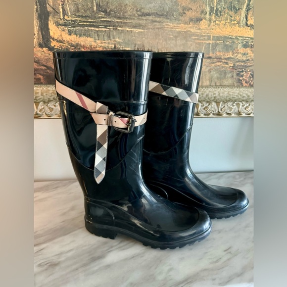 Burberry Shoes - Burberry Women's Kenyon Nova Belt
Rainboots Size: 38 Made in Italy